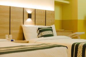 a hotel room with two beds and a pillow at Hotel Casona Oaxaca in Oaxaca City