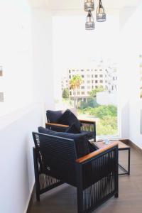 - deux chaises dans une chambre avec fenêtre dans l'établissement Sublime studio en plein centre, à Casablanca