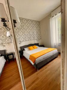 1 dormitorio con cama y espejo en Domus 44 Rooms en Verona