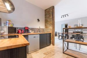 uma cozinha com um balcão e uma sala de jantar em Gite Le Millepertuis - Proche Site Alésia em Darcey