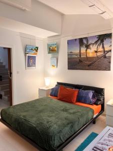 Ένα ή περισσότερα κρεβάτια σε δωμάτιο στο Chambre cozy spacieuse, intra-muros, clim, parking