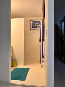 Ένα μπάνιο στο Chambre cozy spacieuse, intra-muros, clim, parking