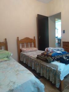 - 2 lits installés l'un à côté de l'autre dans une chambre dans l'établissement Casa IKEDA, à Suzano