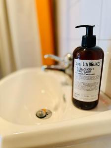 a bottle of loko la brush sitting on a bathroom sink at Kåseberga Hideout in Kåseberga