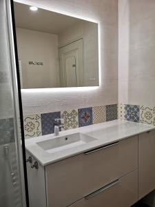ノヴにあるAppartement de caractère entre St Rémy et Avignon, 74m2, 2 à 4 personnesのバスルーム(白い洗面台、鏡付)