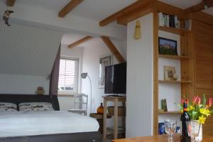 um quarto com uma cama, uma televisão e uma mesa em Erpelhaus em Utzberg