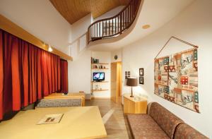 uma sala de estar com um sofá e uma mesa em Residence Adler em Villabassa