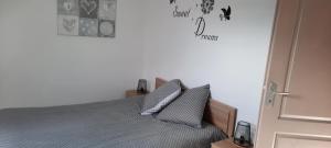 Łóżko lub łóżka w pokoju w obiekcie La Maison LOLA