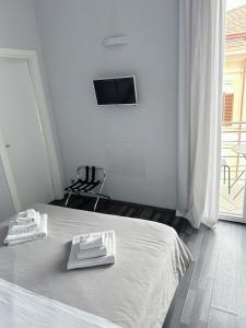 羅馬的住宿－The Manzoni，白色卧室配有带2条毛巾的床