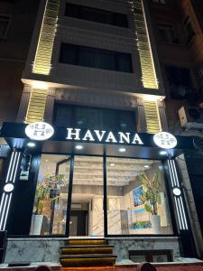 una señal hawaiiana en la parte delantera de un edificio en TAKSİM HAVANA HOTEL SUİTES, en Estambul