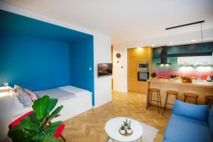 mały pokój z łóżkiem i kuchnią w obiekcie Bochenka Apartments w Krakowie