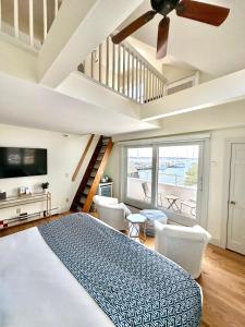 TV a/nebo společenská místnost v ubytování Harborside Inn