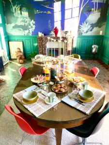 una mesa con platos de comida encima en Maison Mandarine, en Bellerive-sur-Allier