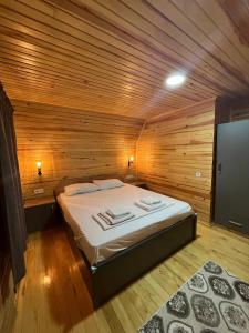 ein Schlafzimmer mit einem Bett in einem Holzzimmer in der Unterkunft Riviera bungalow evleri demre 2 in Demre