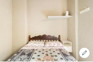 薩裘塞多皮海斯的住宿－Casa da Família Anton，一间小卧室,卧室内配有一张床铺