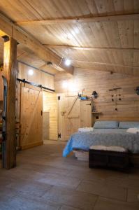 1 dormitorio con 2 camas en una habitación con paredes de madera en Borgo Don Camillo en Cutigliano