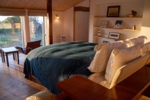Schlafzimmer mit einem Bett, einem Tisch und einem Fenster in der Unterkunft sailor's house - Vacation STAY 77417v in Wajima