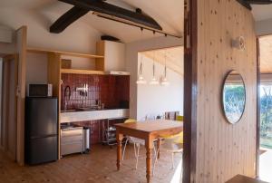 eine Küche mit einem Holztisch und einem Esszimmer in der Unterkunft sailor's house - Vacation STAY 77417v in Wajima