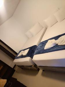 Hotel Bogotá Suites في بوغوتا: سرير في غرفة عليها وسادتين