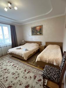 1 Schlafzimmer mit 2 Betten und einem Stuhl in der Unterkunft Berizka in Jaremtsche