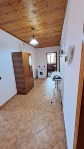 Habitación con suelo de baldosa y techo de madera. en Appartamento vicino al centro storico en Shkodër