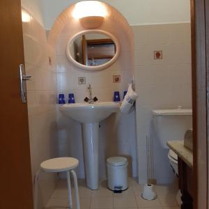 La salle de bains est pourvue d'un lavabo et de toilettes. dans l'établissement Appartement 3 pièces 60 m2, à Quenza