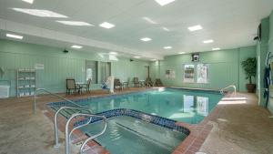 Days Inn & Suites by Wyndham Mt Pleasant في ماونت بليزنت: مسبح كبير في غرفة كبيرة