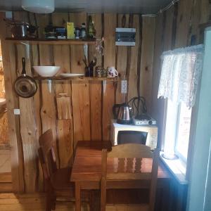 une petite cuisine avec une table et un four micro-ondes dans l'établissement Tiny Cozy House, à Pärispea
