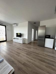 Bazova apartment with free parking tesisinde mutfak veya mini mutfak
