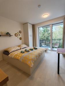 una camera con un letto e una grande finestra di A Star Apartment Brno with Terrace a Brno
