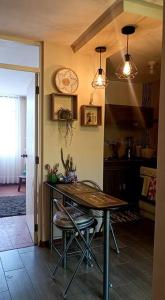 - une cuisine avec une table et des chaises dans la chambre dans l'établissement MINI DEPARTAMENTO independiente, privado y cómodo, à Arequipa