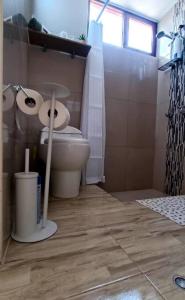 La salle de bains est pourvue de toilettes et de 2 rouleaux de papier toilette. dans l'établissement MINI DEPARTAMENTO independiente, privado y cómodo, à Arequipa