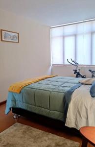 a bedroom with a bed and a window at MINI DEPARTAMENTO independiente, privado y cómodo in Arequipa
