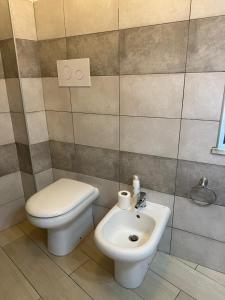ein Bad mit einem WC und einem Waschbecken in der Unterkunft La casa di Beatrice in Catanzaro Lido