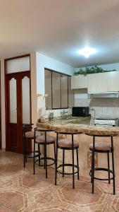 La Molina的住宿－Departamento La Molina，厨房配有一张大木桌和凳子