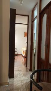 un corridoio con porta che conduce a una camera da letto di Departamento La Molina a La Molina