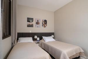 Pokój z dwoma łóżkami w pokoju z hermottermott w obiekcie Alto da Montanha VIP Campos w mieście Campos do Jordão