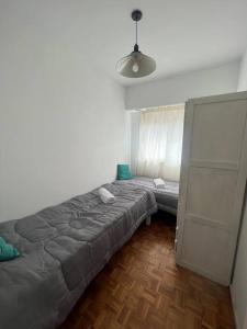 A bed or beds in a room at Luminoso dpto 3 ambientes - Barrio Chino - River - FLENI