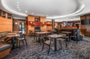 a restaurant with tables and chairs and a bar at SpringHill Suites Phoenix Glendale Sports & Entertainment District in Glendale