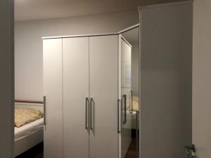um armário branco num quarto com uma cama em Schöne Wohnung in Schwaigern em Schwaigern