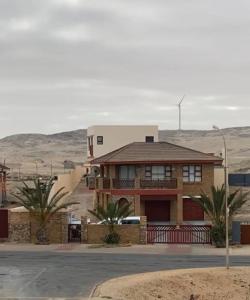 uma casa no meio do deserto em The Oasis Accommodation em Lüderitz