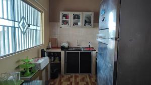 La cuisine est équipée d'un réfrigérateur et d'un évier. dans l'établissement CASA ALTER CARDOSO DA ROCHA, à Alter do Chão