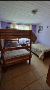 Łóżko lub łóżka piętrowe w pokoju w obiekcie Casa privada Hospedaje Rural Oro tinto