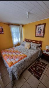 sypialnia z łóżkiem i oknem w obiekcie Casa privada Hospedaje Rural Oro tinto w mieście Santa Cruz