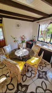 jadalnia ze stołem i krzesłami w pokoju w obiekcie Casa privada Hospedaje Rural Oro tinto w mieście Santa Cruz