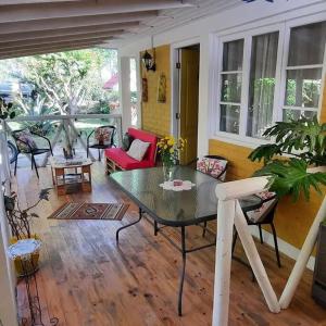 een woonkamer met een tafel en stoelen bij Casa privada Hospedaje Rural Oro tinto in Santa Cruz