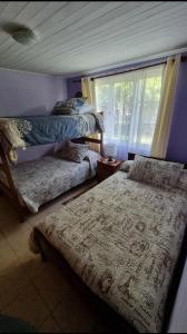 dwa łóżka w pokoju z oknem w obiekcie Casa privada Hospedaje Rural Oro tinto w mieście Santa Cruz