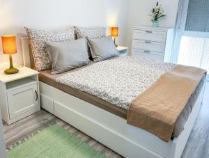 En eller flere senge i et værelse på Komfort Home Bursport Bt. ház