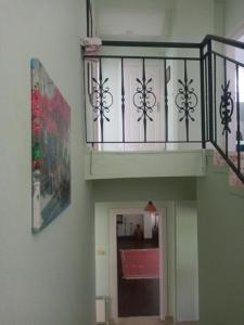 eine Treppe mit einem Balkon und einer Treppe in der Unterkunft Paradise Manavgat in Manavgat