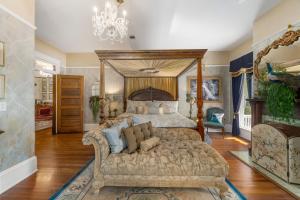 duża sypialnia z dużym łóżkiem i żyrandolem w obiekcie Ross Mansion Bed & Breakfast w mieście Hattiesburg